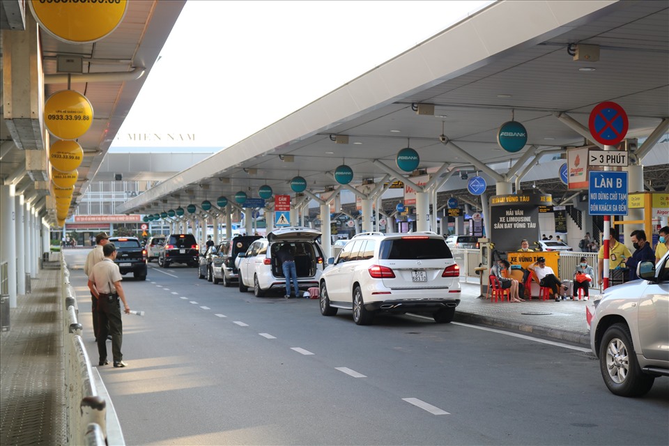 Dịch vụ đón trả sân bay tại thuexehuydat.com Luôn có tài xế hỗ trợ nhiệt tình