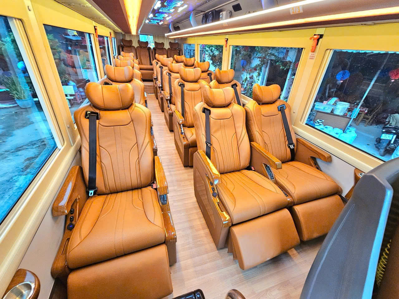 [TRẢI NGHIỆM ĐẲNG CẤP] - DỊCH VỤ THUÊ XE LIMOUSINE 19 CHỖ TPHCM - HUY ĐẠT