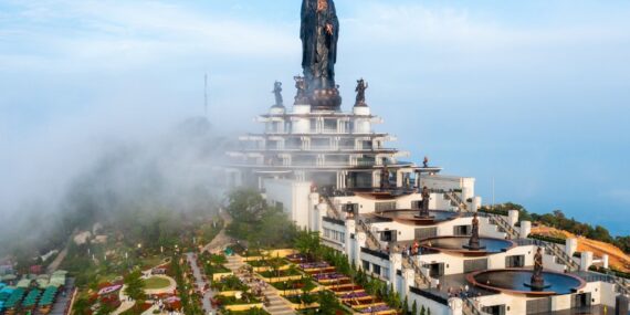 Toan canh nui ba den